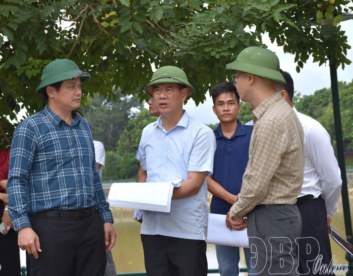 Phó Chủ tịch Thường trực UBND tỉnh Lò Văn Cương nghe báo cáo tiến độ công tác giải phóng mặt bằng dự án.