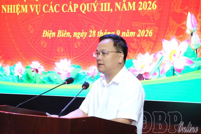 Đồng chí Nguyễn Tiến Đạt, Ủy viên Ban Chấp hành Đảng bộ tỉnh, Giám đốc Sở Nội vụ giải đáp ý kiến về chế độ, chính sách và công tác cán bộ tại cơ sở.