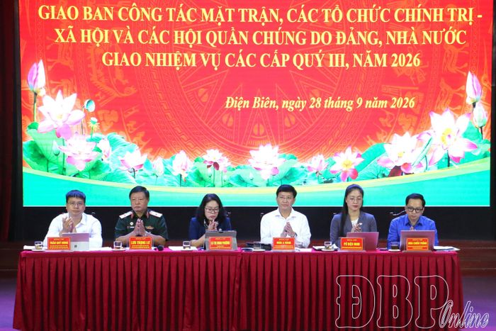 Các đồng chí chủ trì hội nghị tại điểm cầu tỉnh.