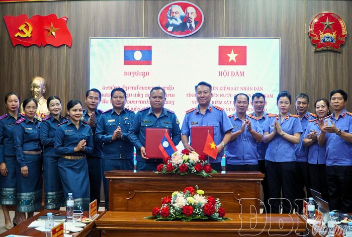Đại diện Viện KSND tỉnh Điện Biên và tỉnh Phông Sa Lỳ ký kết Biên bản ghi nhớ.