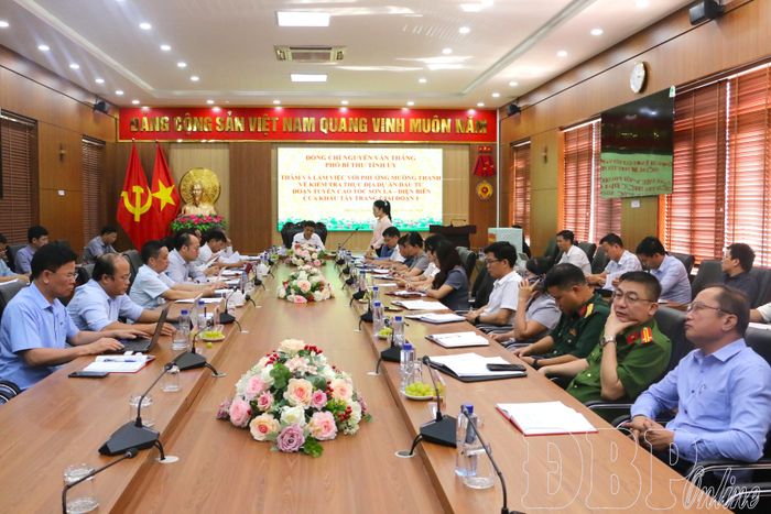 Đại diện lãnh đạo phường Mường Thanh báo cáo tiến độ triển khai dự án.
