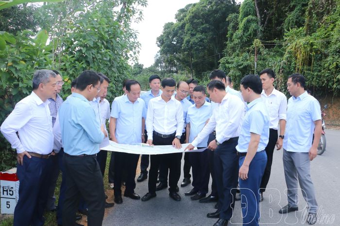 Phó Bí thư Tỉnh ủy Nguyễn Văn Thắng và đoàn công tác kiểm tra thực địa các vị trí đổ thải, nút giao thuộc phường Điện Biên Phủ.