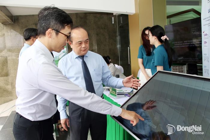 Phó Giám đốc Sở Khoa học và Công nghệ Võ Hoàng Khai tham quan khu trưng bày sản phẩm tài chính số tại Diễn đàn Xây dựng khu công nghiệp sinh thái, thông minh - Động lực thu hút đầu tư và phát triển kinh tế xanh vùng Đông Nam Bộ vào tháng 7-2026.