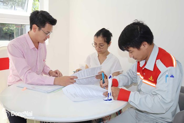 Người dân làm thủ tục mua nhà ở xã hội tại dự án trên địa bàn phường Long Hưng. Ảnh: Hoàng Lộc