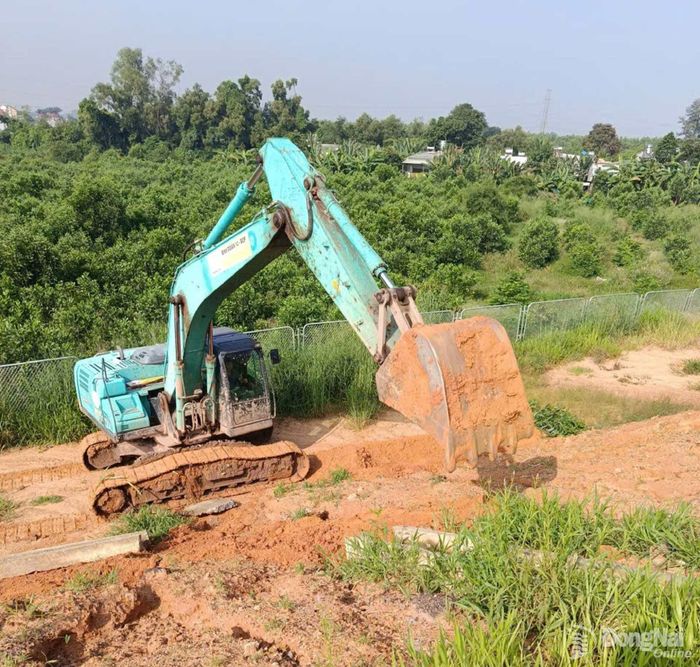 Nhà thầu thi công sửa chữa máng thu thoát nước bị đứt gãy trên đường cao tốc Biên Hòa - Vũng Tàu đoạn qua phường Phước Tân. Ảnh: CTV