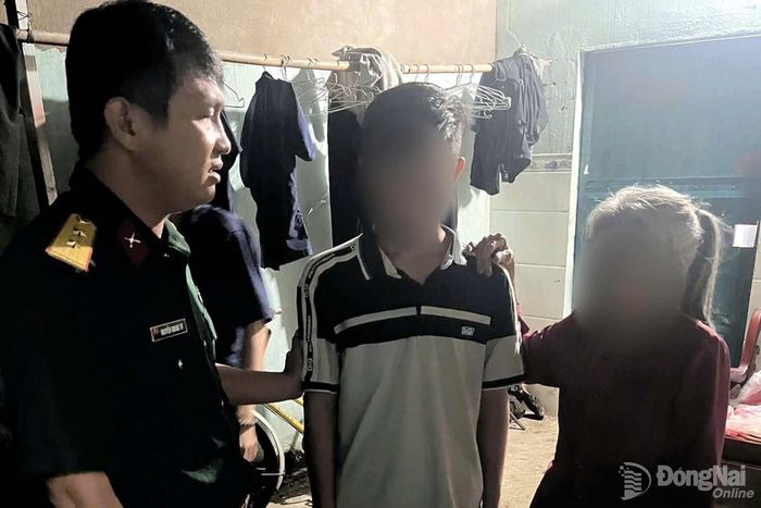 Lực lượng Ban Chỉ huy quân sự phường Phước Tân bàn giao người đàn ông về cho gia đình. Ảnh: ĐVCC
