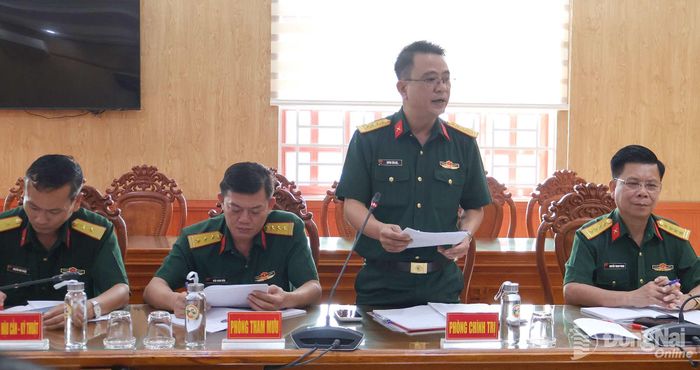 Đại tá Huỳnh Tấn Lực, Phó Chủ nhiệm Chính trị Bộ Chỉ huy Quân sự báo cáo kết quả thực hiện công tác Đảng, công tác chính trị. Ảnh: Nguyệt Hà
