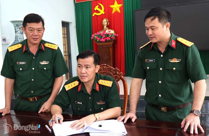 Đoàn kiểm tra trực tiếp chiến sĩ mới và sĩ quan về nhận thức. Ảnh: Nguyệt Hà