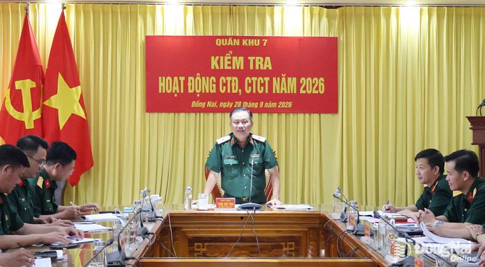 Thiếu tướng Trần Chí Tâm, Ủy viên Thường vụ Đảng ủy, Phó Chính ủy Quân khu 7, Trưởng đoàn kiểm tra quán triệt nội dung kiểm tra. Ảnh: Nguyệt Hà