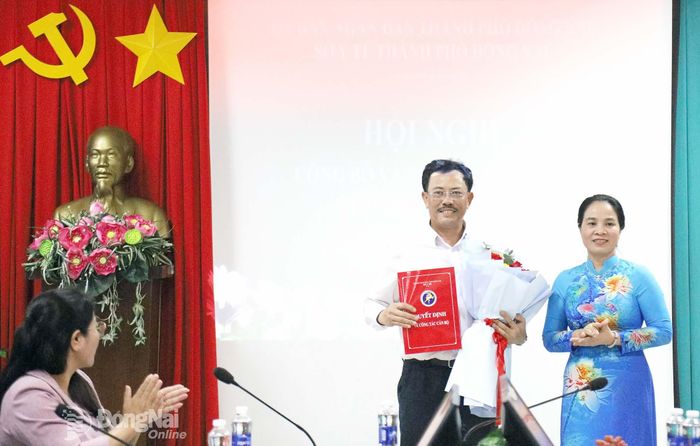 Giám đốc Sở Y tế Đỗ Thị Nguyên trao quyết định thôi việc theo nguyện vọng cho bác sĩ chuyên khoa II Phan Văn Huyên. Ảnh: Hai Hiếu