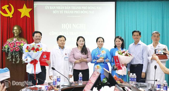 Lãnh đạo Sở Y tế, lãnh đạo phường Bình Lộc và Ban giám đốc Bệnh viện Đa khoa Đồng Nai, Bệnh viện Đa khoa khu vực Long Khánh chúc mừng 2 bác sĩ. Ảnh: Hai Hiếu
