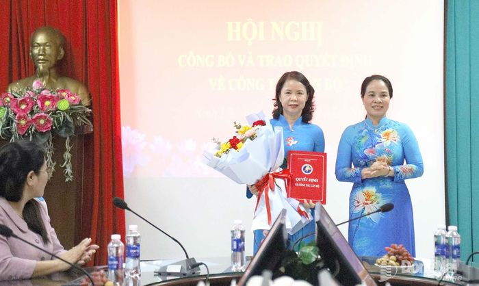 Giám đốc Sở Y tế Đỗ Thị Nguyên trao quyết định bổ nhiệm Giám đốc Bệnh viện Đa khoa khu vực Long Khánh cho bác sĩ chuyên khoa II Lê Thị Phương Trâm. Ảnh: Hai Hiếu