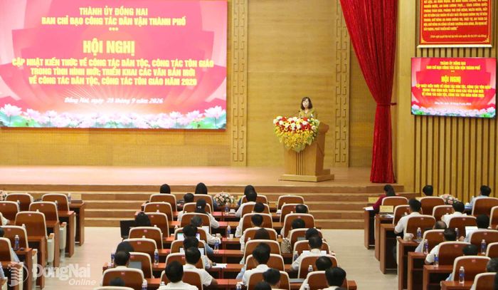 Đồng chí Huỳnh Thị Hằng, Phó Bí thư Thành ủy, Chủ tịch Ủy ban MTTQ Việt Nam thành phố phát biểu chỉ đạo hội nghị. Ảnh: Văn Truyên