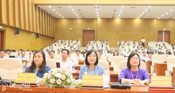 Đồng chí Nguyễn Thị Hoàng, Thành ủy viên, Phó Chủ tịch UBND thành phố cùng các đại biểu tham dự hội nghị. Ảnh: Văn Truyên