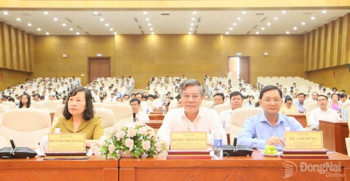 Đồng chí Huỳnh Thị Hằng, Phó Bí thư Thành ủy, Chủ tịch Ủy ban MTTQ Việt Nam thành phố cùng các đại biểu tham dự hội nghị. Ảnh: Văn Truyên