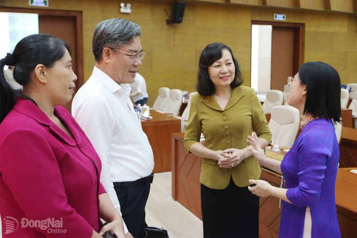 Đồng chí Huỳnh Thị Hằng, Phó Bí thư Thành ủy, Chủ tịch Ủy ban MTTQ Việt Nam thành phố trao đổi cùng các đại biểu tại hội nghị. Ảnh: Văn Truyên