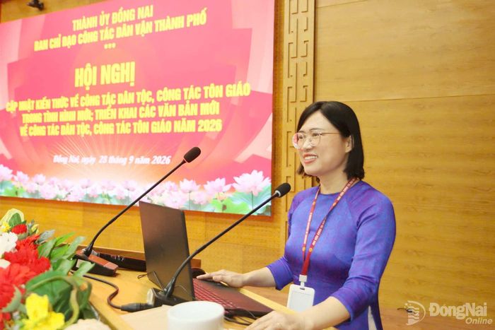 Tiến sĩ Trần Thị Thúy Vân, Trưởng khoa Dân tộc và Tôn giáo, Học viện Chính trị khu vực II trình bày chuyên đề tại hội nghị. Ảnh: Văn Truyên