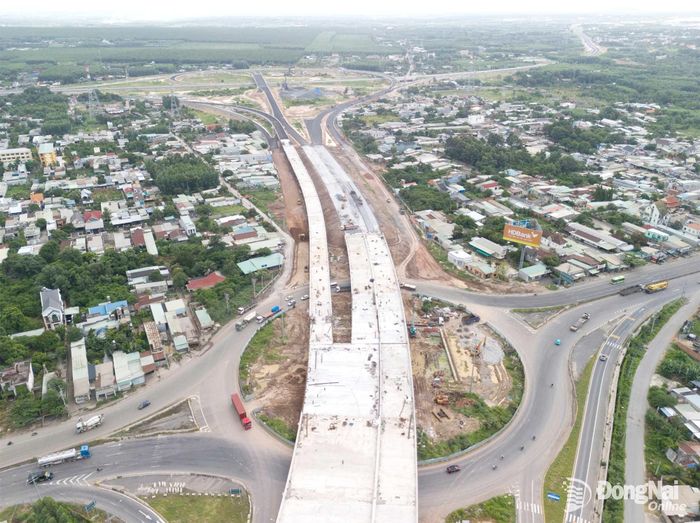 Các nút giao kết nối cao tốc Bến Lức - Long Thành với quốc lộ 51 và cao tốc Biên Hòa - Vũng Tàu (nút giao Tân Hiệp). Ảnh: Phạm Tùng
