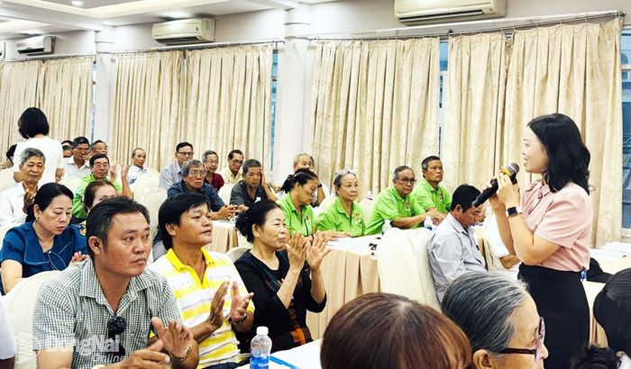 Bà Hồ Thị Tú, Phó Trưởng phòng Tuyên truyền và Hỗ trợ người tham gia (BHXH Đồng Nai) tuyên truyền chính sách BHXH tự nguyện đến hội viên, nông dân. Ảnh: Hạnh Dung