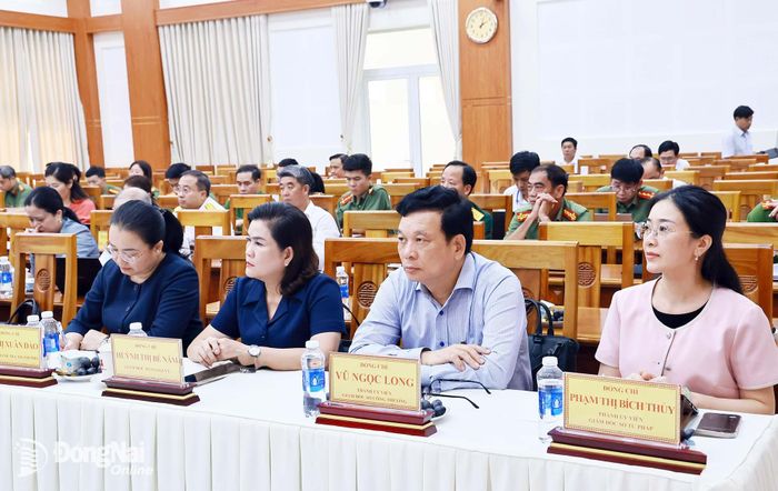 Lãnh đạo các sở, ngành của thành phố Đồng Nai tham dự phiên họp. Ảnh: Công Nghĩa