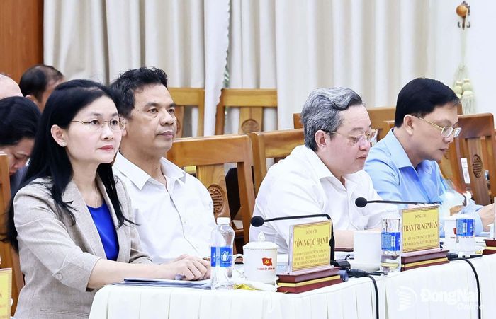 Ủy viên Trung ương Đảng, Phó Bí thư Thường trực Thành ủy, Chủ tịch HĐND thành phố Tôn Ngọc Hạnh và các đồng chí trong Ban Thường vụ Thành ủy dự phiên họp trực tuyến. Ảnh: Công Nghĩa