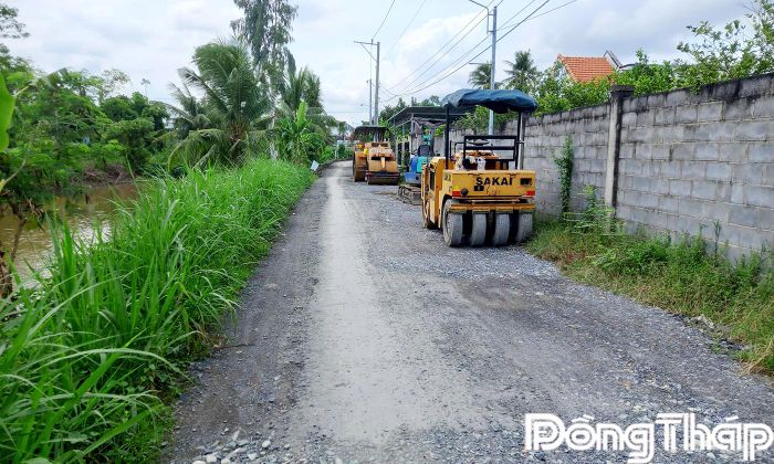Đảng ủy, UBND xã tập trung chỉ đạo giải ngân vốn đầu tư công (Trong ảnh: Thi công tuyến đường Tây kênh Tiếp Nước ấp Ninh Quới).