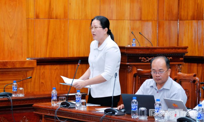 Đồng chí Trần Thị Bé Bảy, Phó Giám đốc Sở Nông nghiệp và Môi trường báo cáo kết quả thực hiện nhiệm vụ chống khai thác IUU 9 tháng đầu năm 2026 trên địa bàn tỉnh Đồng Tháp. 