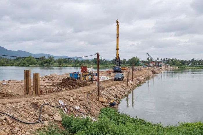  Các đơn vị thi công tập trung làm đường găng cầu sông Côn. Ảnh: B.N 