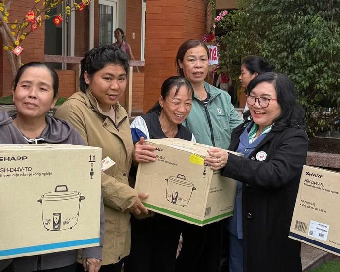 Bà Quang Cẩm Thu nhiều năm gắn bó với hoạt động thiện nguyện. Ảnh: D.L