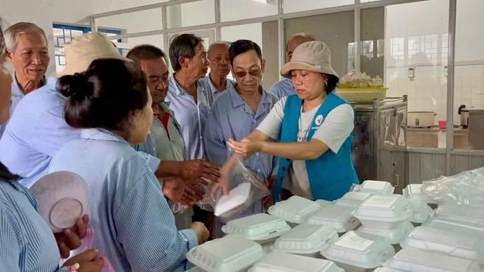 Chi hội Bác Ái Pleiku chuẩn bị những suất cơm hỗ trợ bệnh nhân có hoàn cảnh khó khăn. Ảnh: ĐVCC
