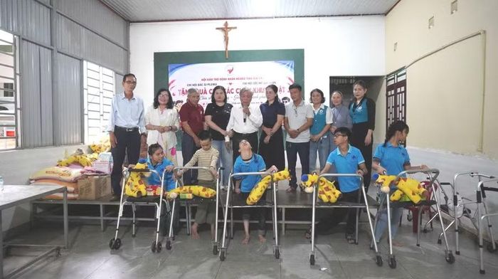Tặng xe tập đi cho trẻ khuyết tật ở Cơ sở trợ giúp xã hội ngoài công lập Ân Mai. Ảnh: Hoàng Hoài