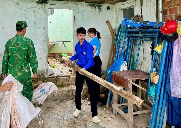 Đoàn viên, thanh niên phường Quy Nhơn Đông phối hợp hỗ trợ bà Huỳnh Thị Quang tháo dỡ căn nhà xuống cấp, sẵn sàng xây nhà mới. Ảnh: ĐVCC
