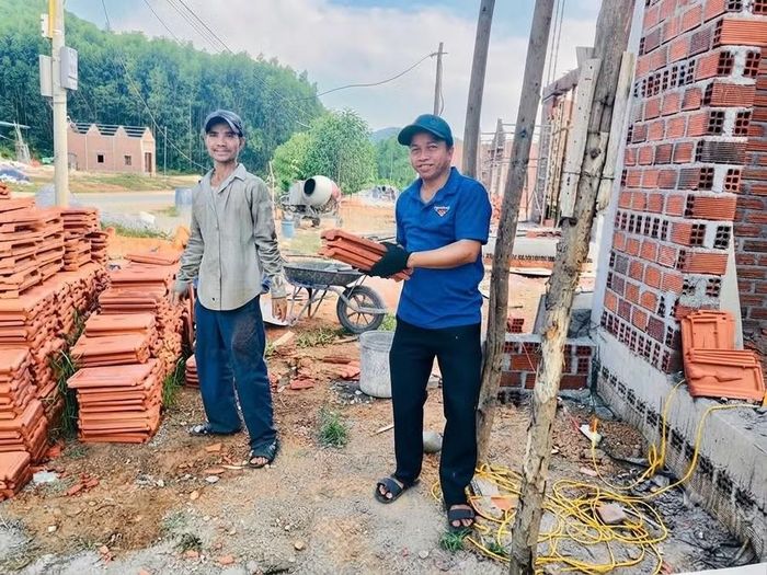 Đoàn viên, thanh niên xã Ân Tường hỗ trợ xây dựng nhà ở tại khu tái định cư làng Đak Pok. Ảnh: ĐVCC