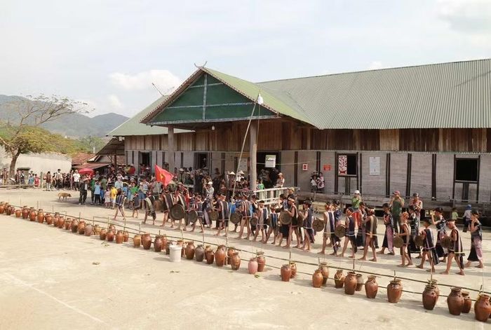 Người dân làng Prăng (xã Ya Ma) thường xuyên tổ chức các lễ hội mang tính cộng đồng, thu hút đông đảo du khách đến trải nghiệm. Ảnh: Phương Vi