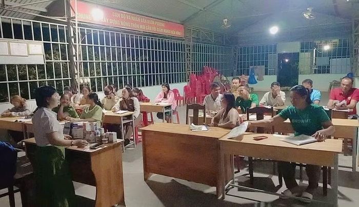  Lớp đào tạo về thú y tại buôn Prong, xã Phú Túc. Ảnh: N.S 