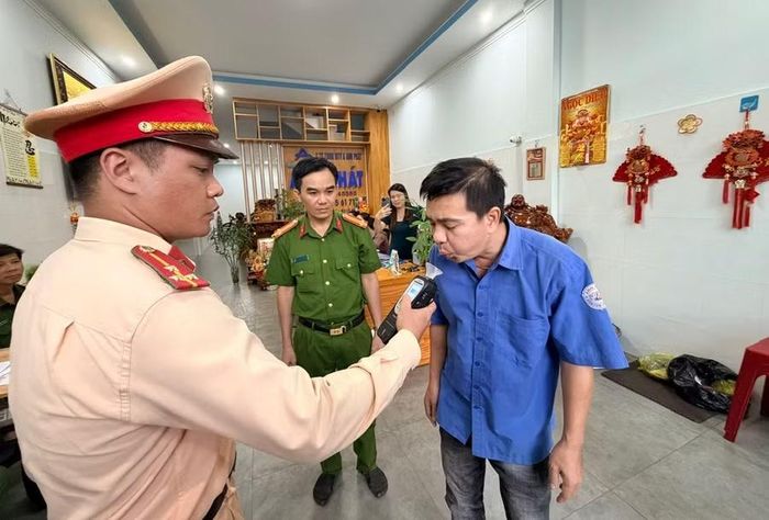  Lực lượng Công an kiểm tra đột xuất nồng độ cồn đối với các tài xế. Ảnh: Văn Ngọc 