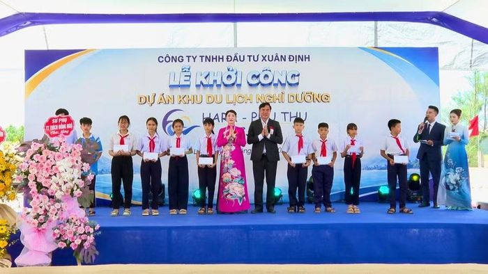  Công ty TNHH Đầu tư Xuân Định tặng quà các học sinh vượt khó học giỏi. Ảnh: Nhật Trường 