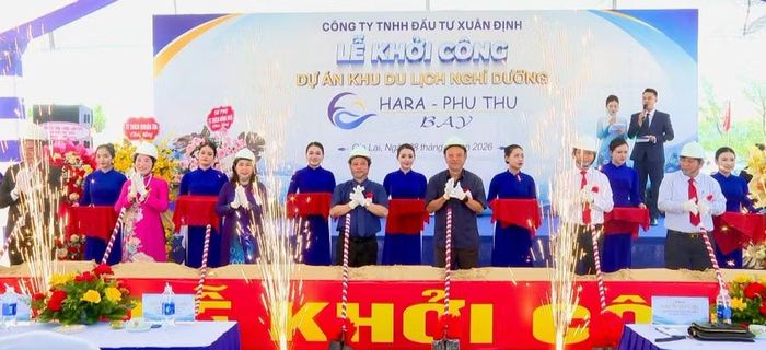  Các đại biểu thực hiện nghi thức khởi công Dự án. Ảnh: Nhật Trường 