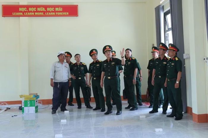  Thiếu tướng Phan Đại Nghĩa cùng đoàn công tác Quân khu 5 kiểm tra việc lắp đặt trang thiết bị tại phòng học của Phân hiệu 1 - Trường Thiếu sinh quân miền Trung. Ảnh: Lê Tây 
