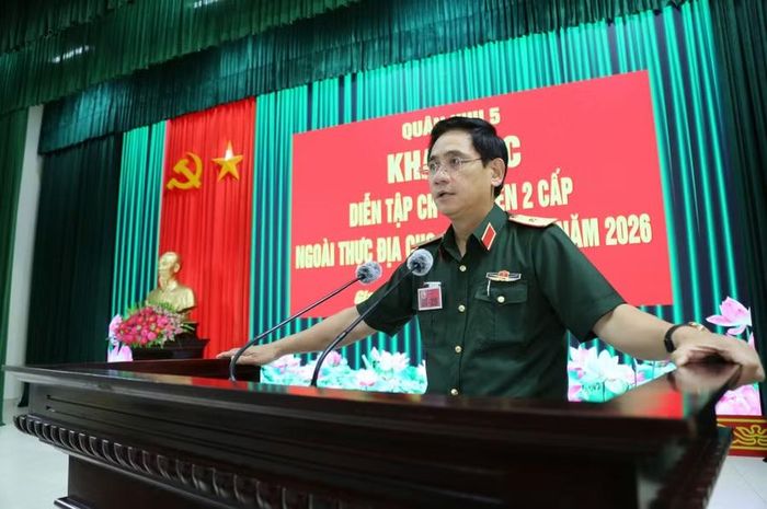  Thiếu tướng Phan Đại Nghĩa phát biểu chỉ đạo diễn tập chỉ huy - cơ quan 1 bên 2 cấp ngoài thực địa của Sư đoàn bộ binh 2. Ảnh: Lê Tây 