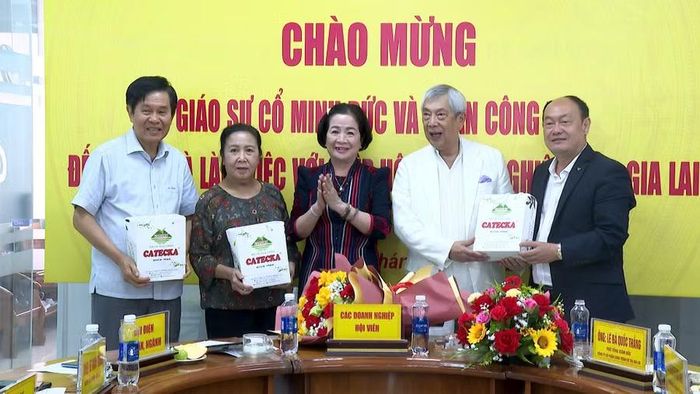  Bà Nguyễn Thị Sen - Chủ tịch Hiệp hội Doanh nghiệp tỉnh Gia Lai ( ở giữa) tặng quà lưu niệm cho Giáo sư Cổ Minh Đức (thứ hai từ phải sang) và đoàn công tác. Ảnh: Mạnh Hà 