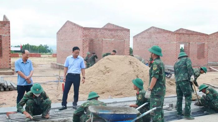  Bí thư Đảng ủy xã Ia Hiao Phạm Văn Phương (đứng thứ 2 từ trái sang) kiểm tra tiến độ xây dựng khu tái định cư trên địa bàn. Ảnh: ĐVCC 