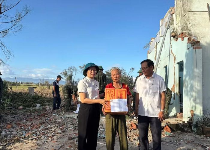  Bí thư Đảng ủy xã Tuy Phước Bắc Huỳnh Thị Thanh Nguyệt (bìa trái) thăm, tặng quà cho người dân. Ảnh: ĐVCC 
