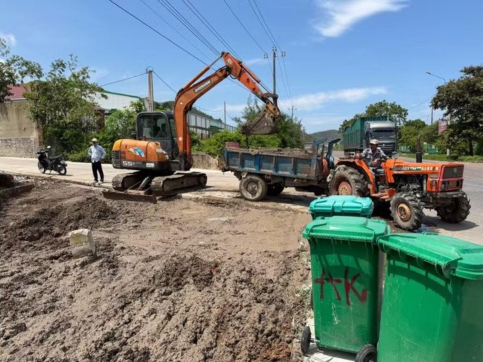  Xử lý điểm xói lở tại Km19+600 Quốc lộ 19 qua địa bàn phường An Nhơn Nam. Ảnh: N.C 