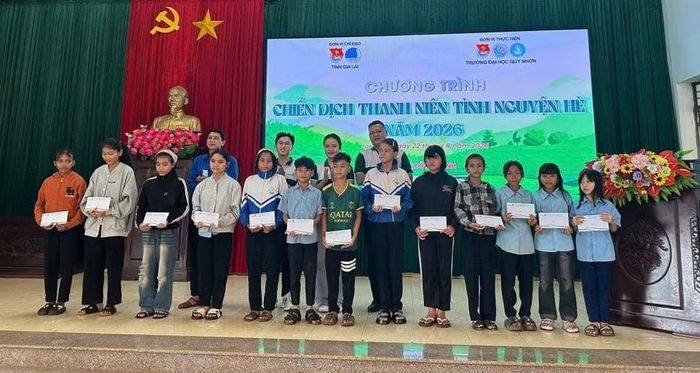  Đoàn Vietcombank Bình Định trao 50 suất quà cho học sinh hoàn cảnh khó khăn trên địa bàn xã Ia Pnôn trong Chiến dịch Thanh niên tình nguyện hè 2026. Ảnh: ĐVCC 