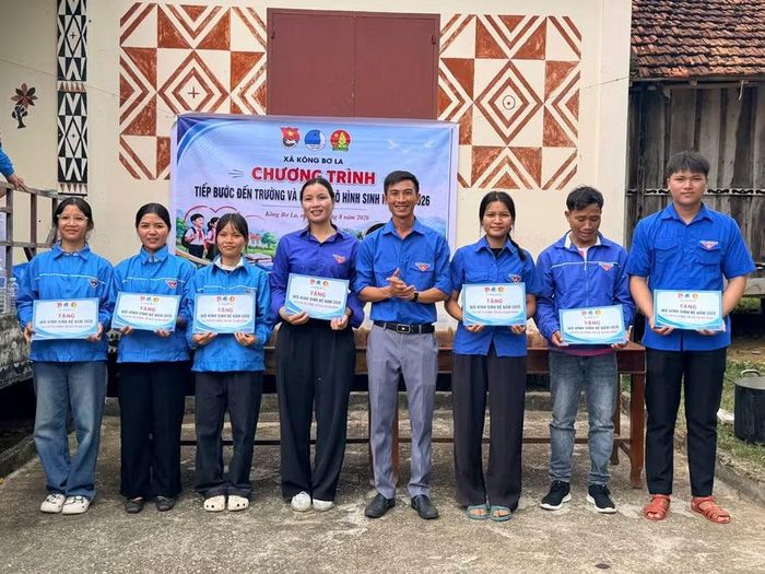  Đoàn xã Kông Bơ La hỗ trợ sinh kế cho 7 ĐVTN có hoàn cảnh khó khăn. Ảnh: ĐVCC 