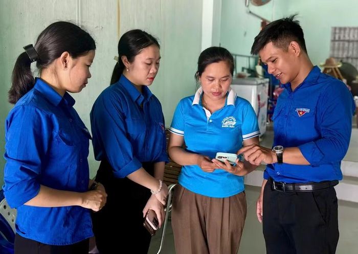  Đoàn xã Nhơn Châu hướng dẫn người dân cài đặt, kích hoạt định danh điện tử mức 2 và tích hợp giấy tờ trên ứng dụng VNeID. Ảnh: D.L 