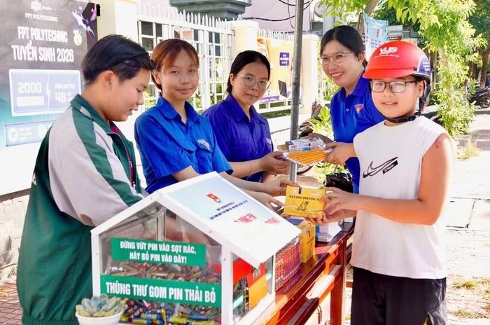  Đoàn Trung tâm GDNN - GDTX tỉnh Gia Lai lắp đặt "Tủ đựng pin - Thân thiện với môi trường" để thu gom pin đã qua sử dụng. Ảnh: D.L 