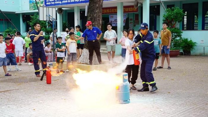  Đoàn phường Quy Nhơn phối hợp với Phòng Cảnh sát PCCC và CNCH (Công an tỉnh Gia Lai) tổ chức sinh hoạt hè lồng ghép với trang bị kiến thức, kỹ năng xử lý khi xảy ra cháy nổ cho thiếu nhi trên địa bàn. Ảnh: D.L 