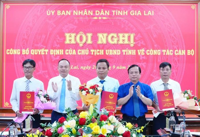  Phó Chủ tịch Thường trực UBND tỉnh Nguyễn Tuấn Thanh (thứ 2 từ phải sang) và Phó Chủ tịch UBND tỉnh Dương Mah Tiệp (thứ 2 từ trái sang) trao quyết định và tặng hoa chúc mừng Ban Kiểm soát Công ty TNHH Lâm nghiệp Gia Lai. Ảnh: Trung Nghĩa 